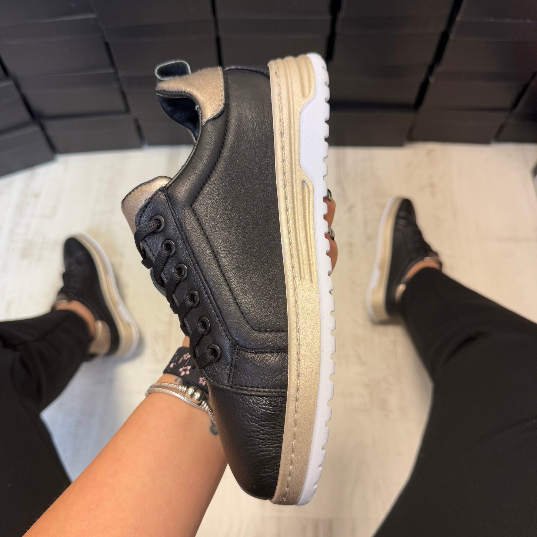 Pantofi damă casual cu șiret din piele naturală Negru-Aur Cod 728